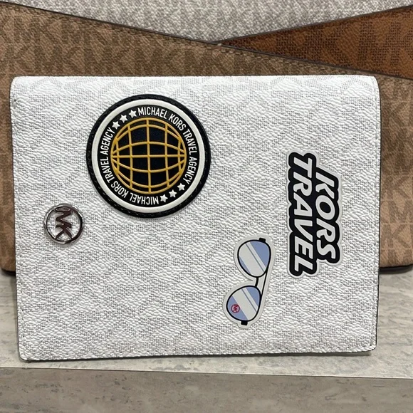 Michael Kors Jet Set Travel Md Embellished Signature Logo Passport Case
Optic Wh - Picture 5 of 16